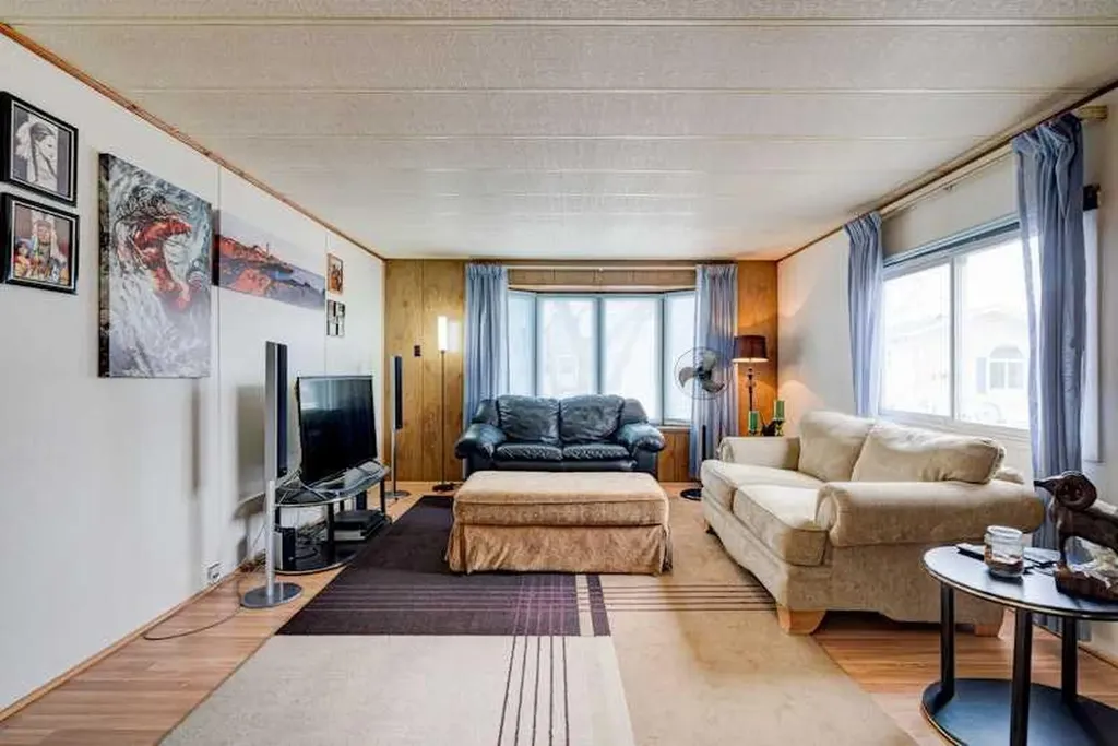 6724 17 Avenue SE Calgary AB T2A 0W5