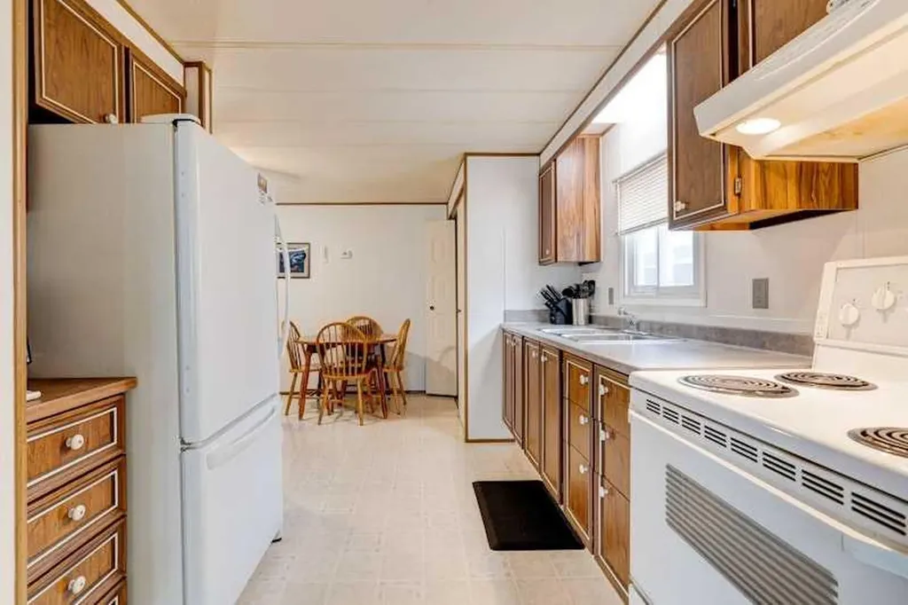 6724 17 Avenue SE Calgary AB T2A 0W5