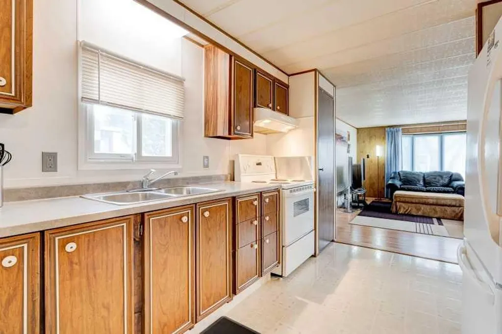 6724 17 Avenue SE Calgary AB T2A 0W5