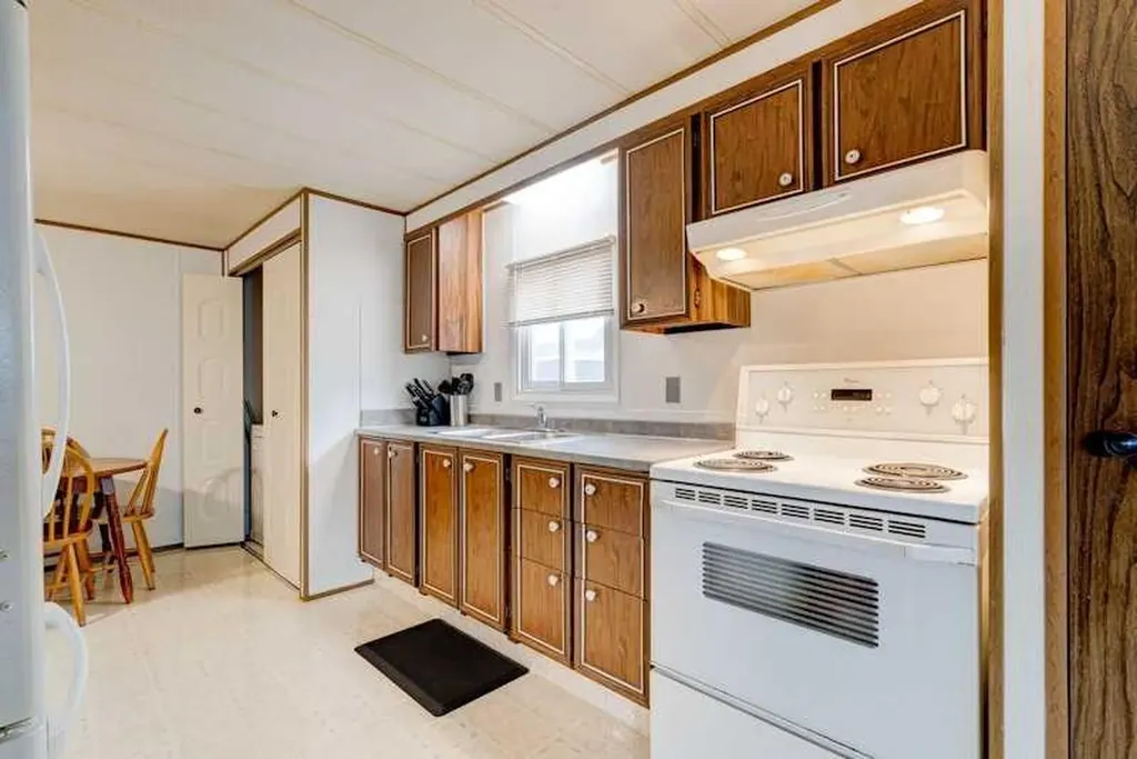 6724 17 Avenue SE Calgary AB T2A 0W5