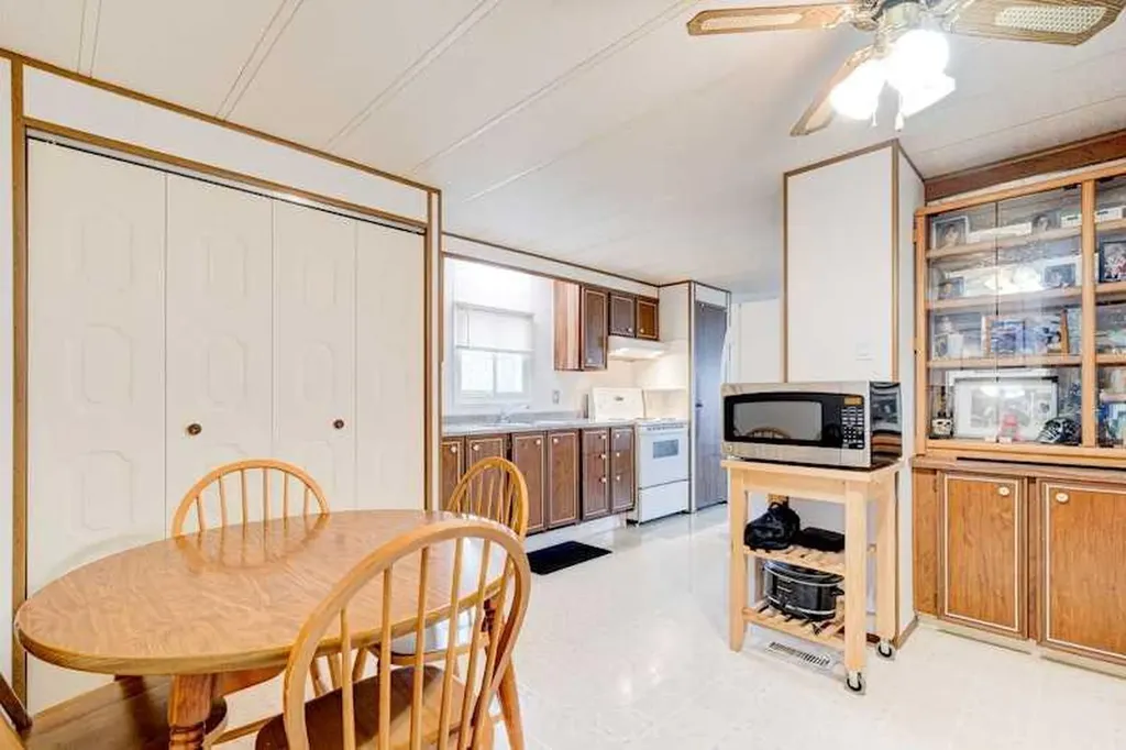 6724 17 Avenue SE Calgary AB T2A 0W5