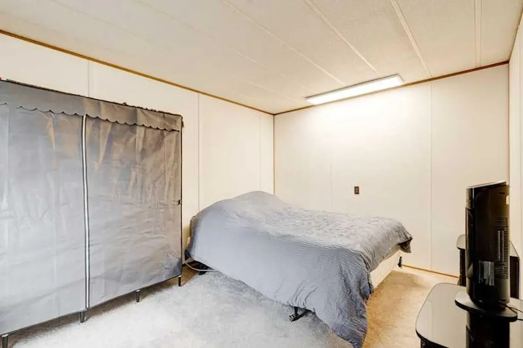 6724 17 Avenue SE Calgary AB T2A 0W5