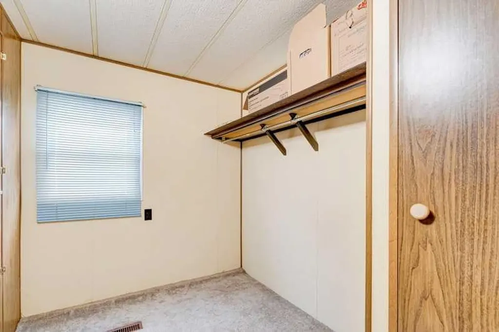 6724 17 Avenue SE Calgary AB T2A 0W5