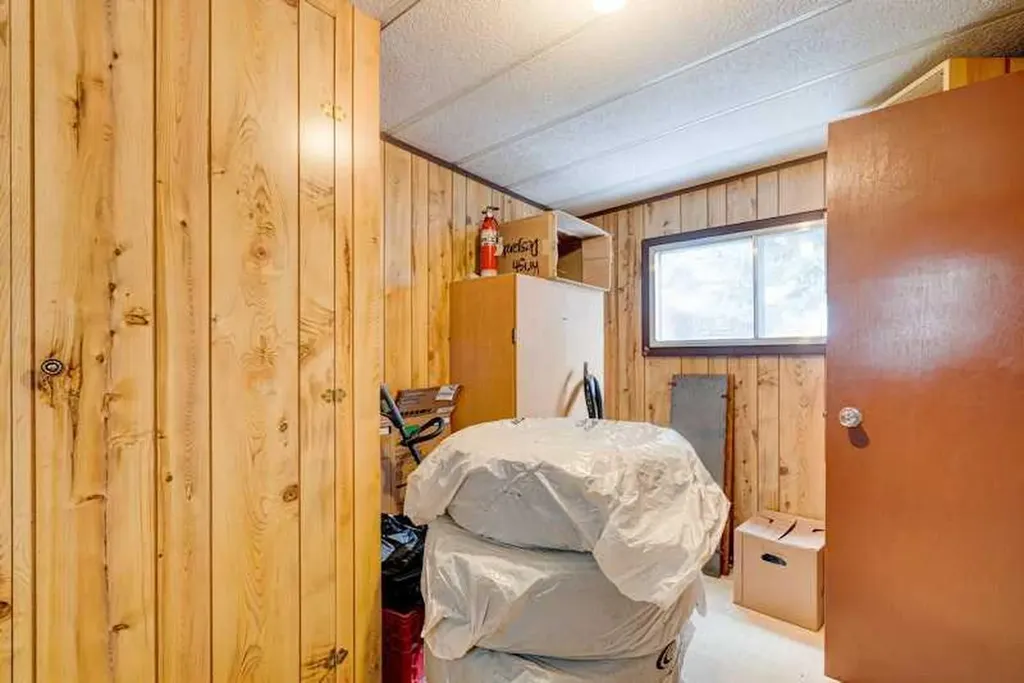 6724 17 Avenue SE Calgary AB T2A 0W5