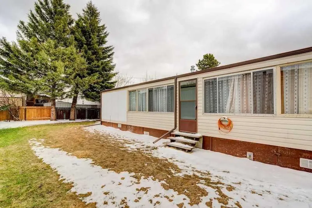 6724 17 Avenue SE Calgary AB T2A 0W5