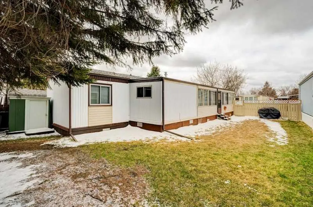 6724 17 Avenue SE Calgary AB T2A 0W5