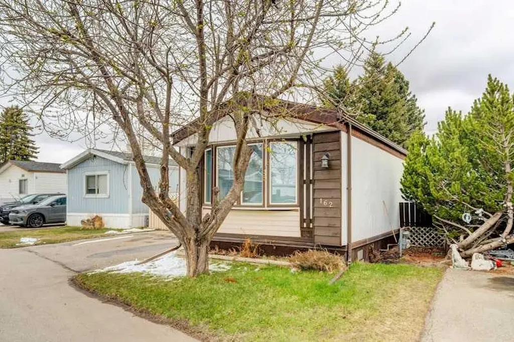 6724 17 Avenue SE Calgary AB T2A 0W5
