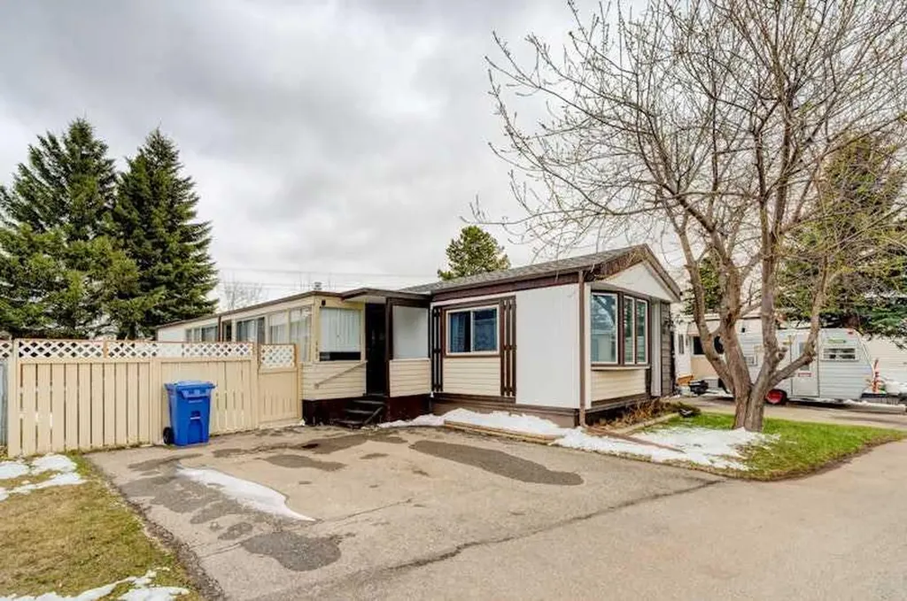 6724 17 Avenue SE Calgary AB T2A 0W5