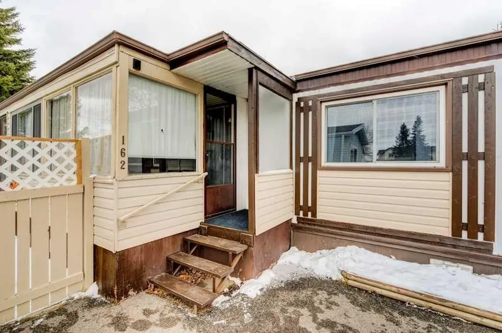 6724 17 Avenue SE Calgary AB T2A 0W5
