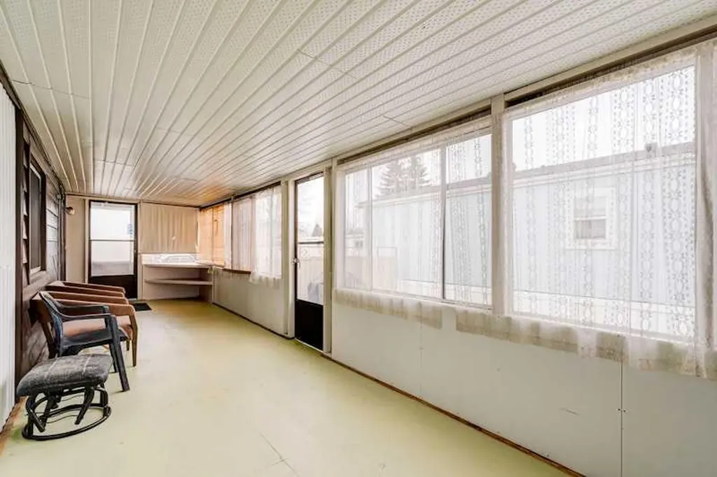 6724 17 Avenue SE Calgary AB T2A 0W5