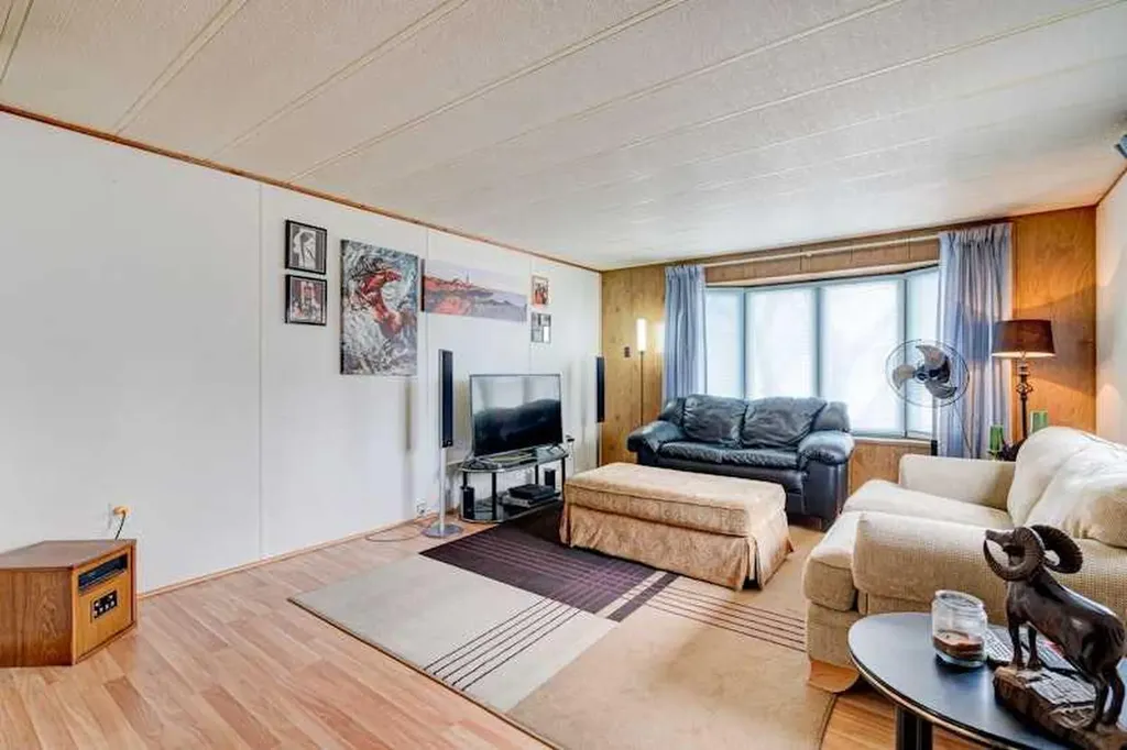 6724 17 Avenue SE Calgary AB T2A 0W5
