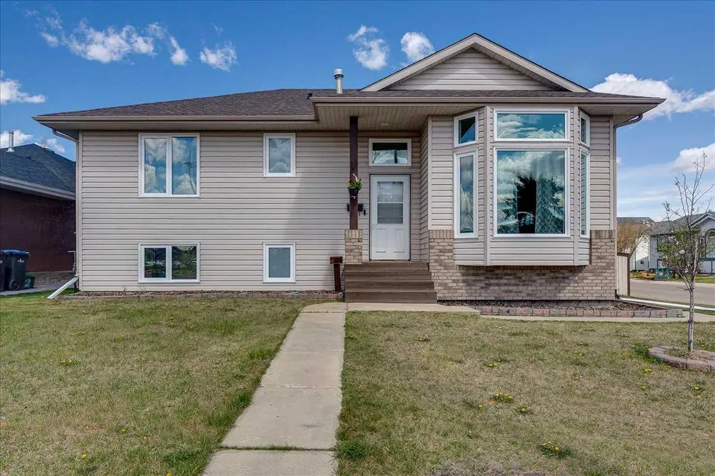 4 Harrison Road Sylvan Lake AB T4S 1T4