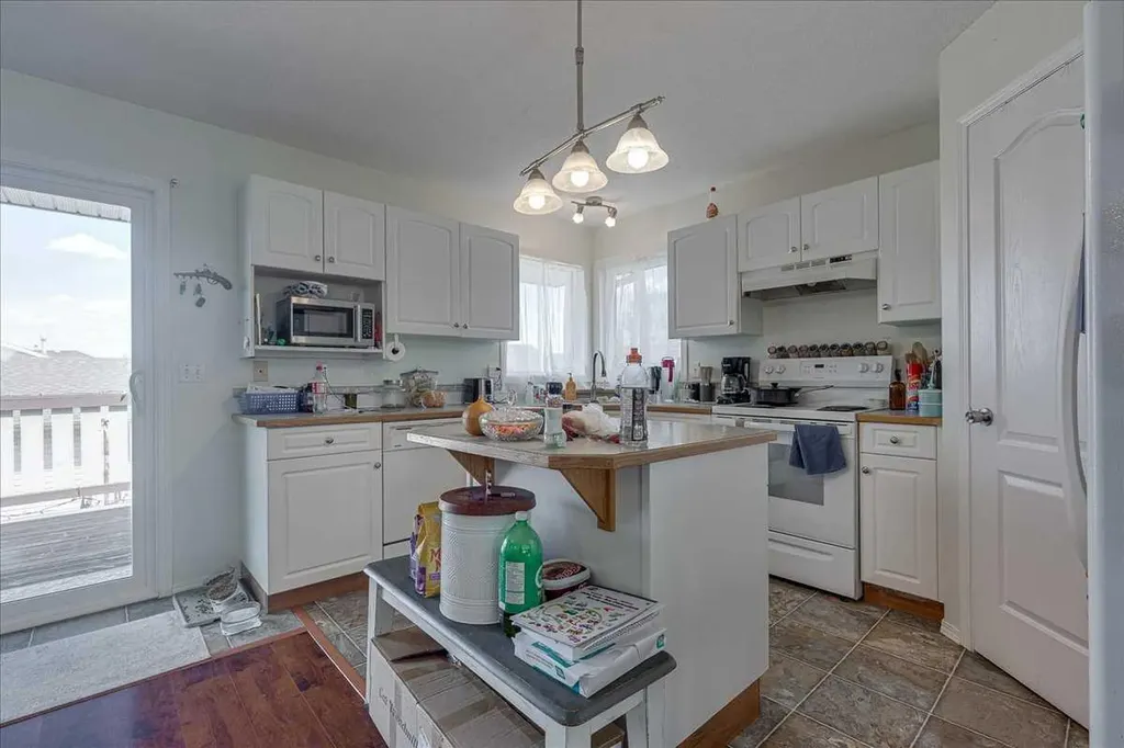 4 Harrison Road Sylvan Lake AB T4S 1T4