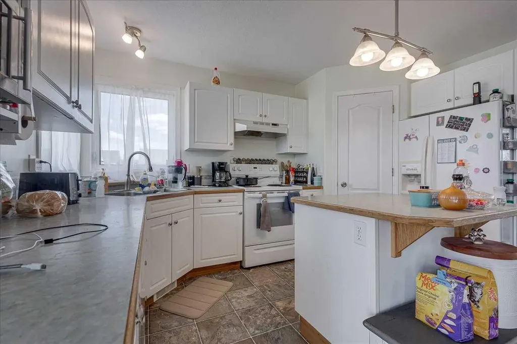 4 Harrison Road Sylvan Lake AB T4S 1T4