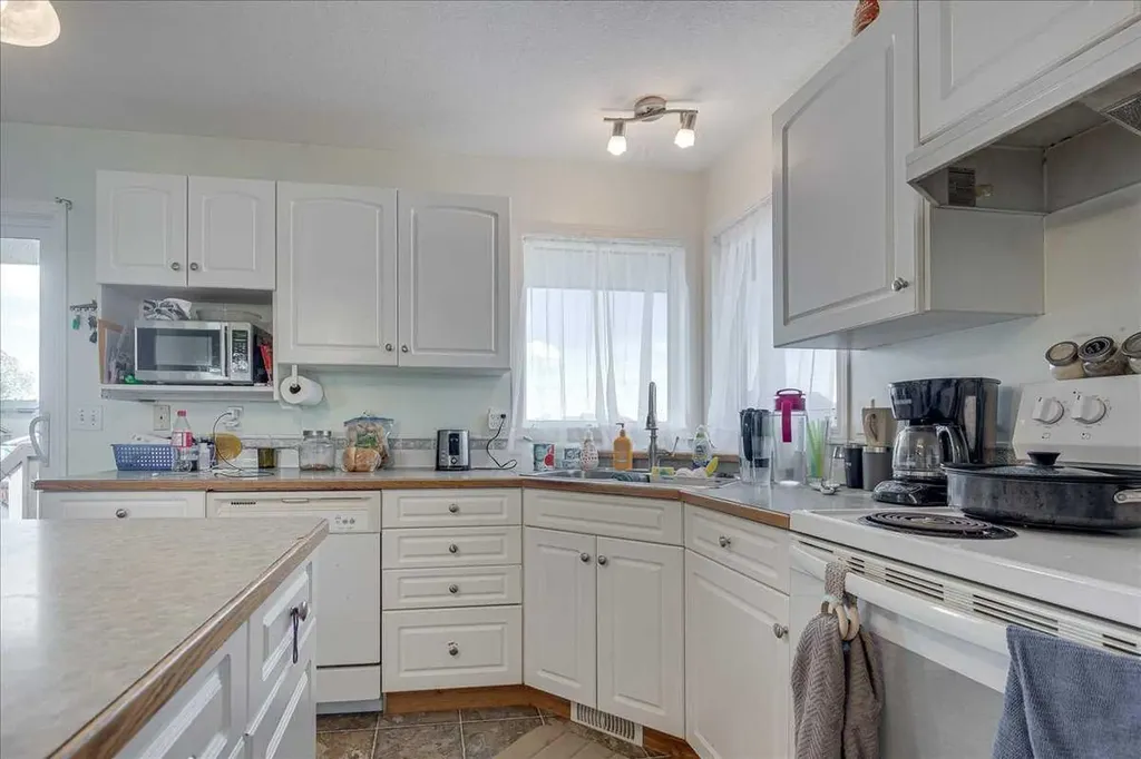 4 Harrison Road Sylvan Lake AB T4S 1T4
