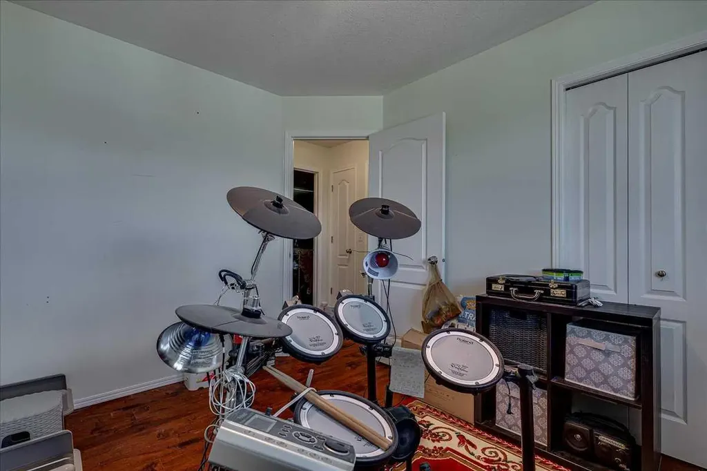 4 Harrison Road Sylvan Lake AB T4S 1T4