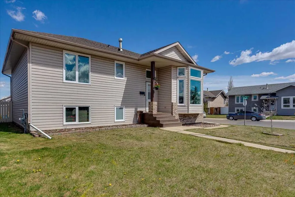 4 Harrison Road Sylvan Lake AB T4S 1T4