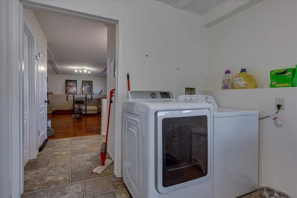 4 Harrison Road Sylvan Lake AB T4S 1T4