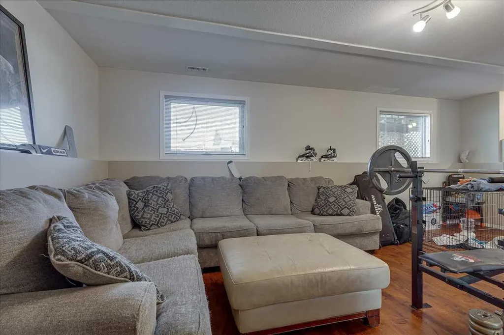 4 Harrison Road Sylvan Lake AB T4S 1T4