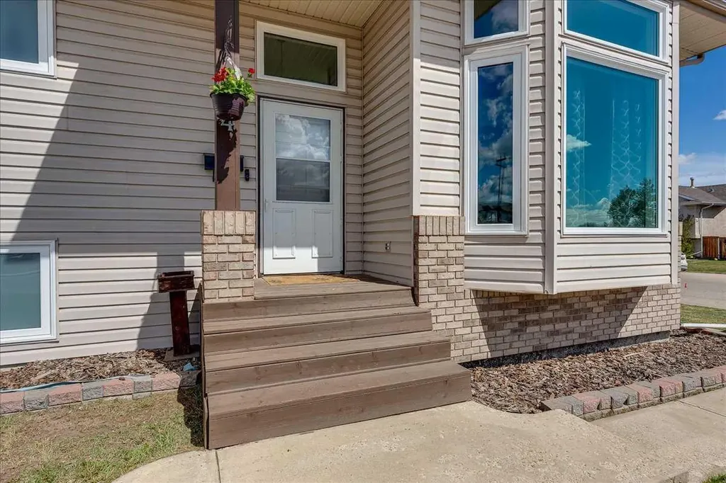 4 Harrison Road Sylvan Lake AB T4S 1T4