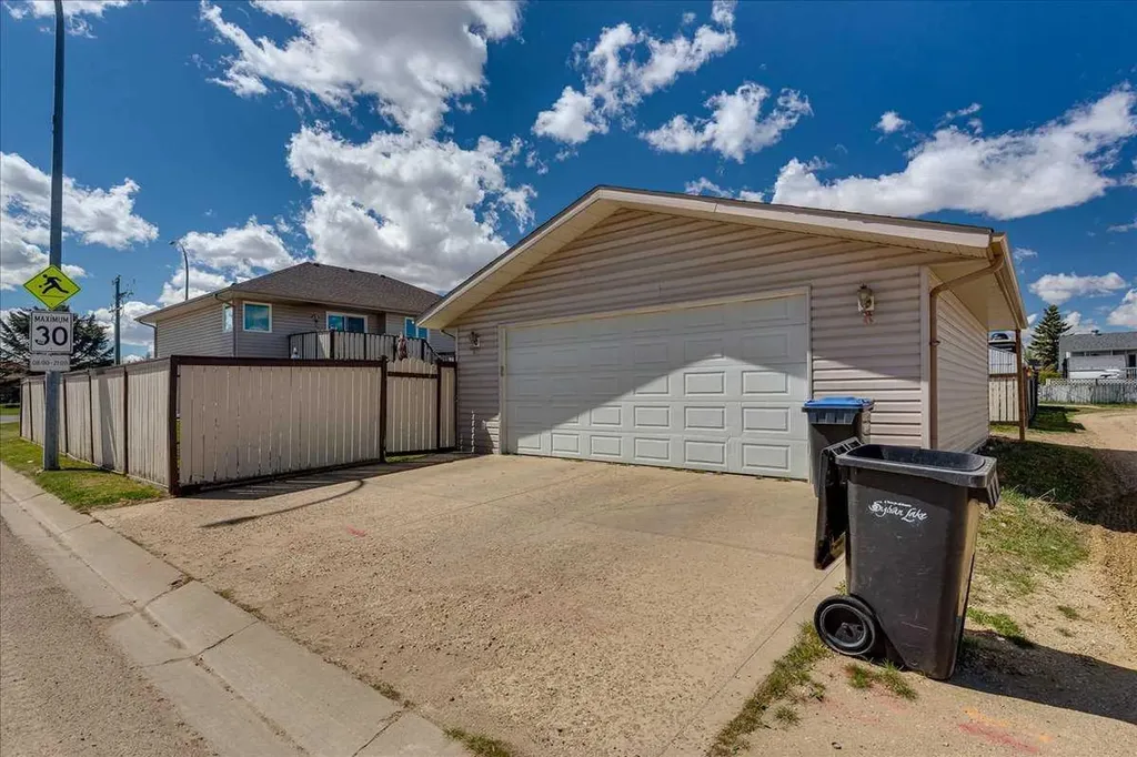 4 Harrison Road Sylvan Lake AB T4S 1T4