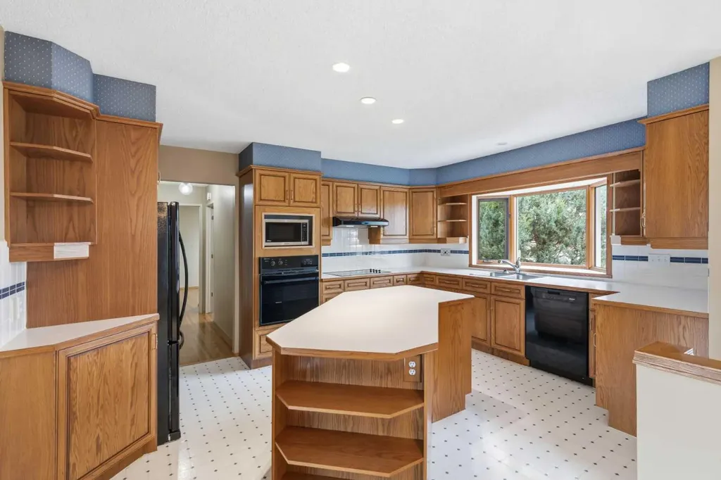 404 Canterbury Drive SW Calgary AB T2W 1J2