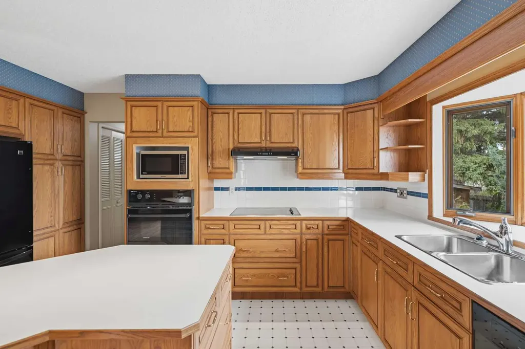 404 Canterbury Drive SW Calgary AB T2W 1J2