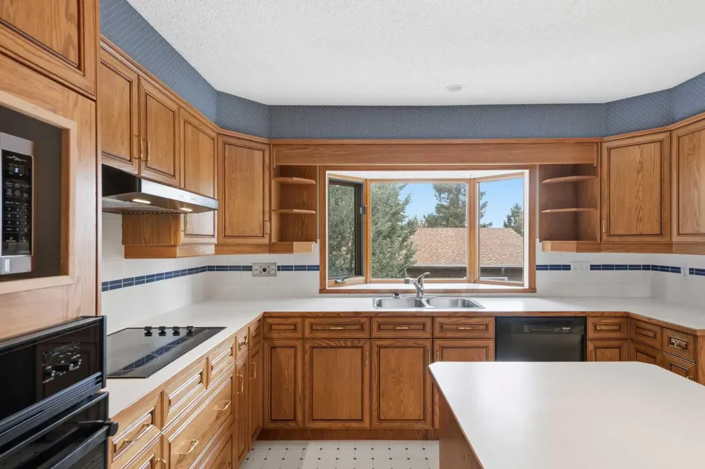 404 Canterbury Drive SW Calgary AB T2W 1J2