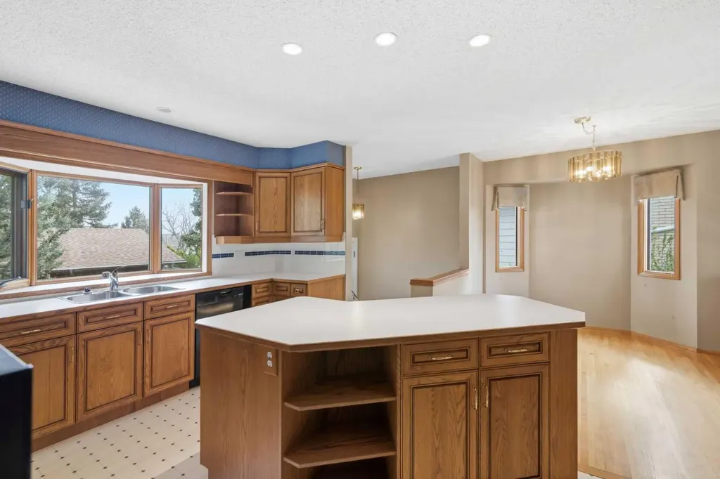 404 Canterbury Drive SW Calgary AB T2W 1J2