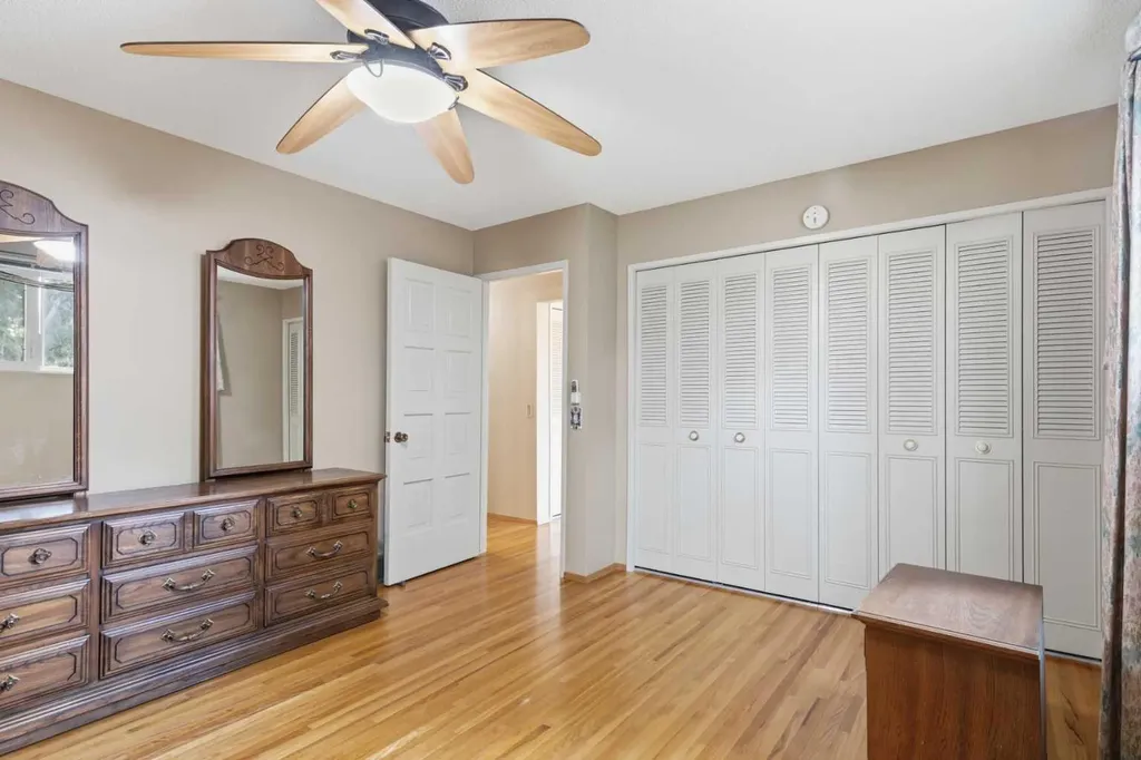 404 Canterbury Drive SW Calgary AB T2W 1J2