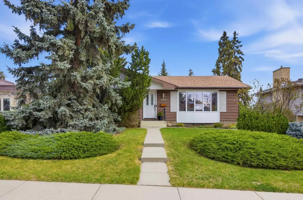 404 Canterbury Drive SW Calgary AB T2W 1J2