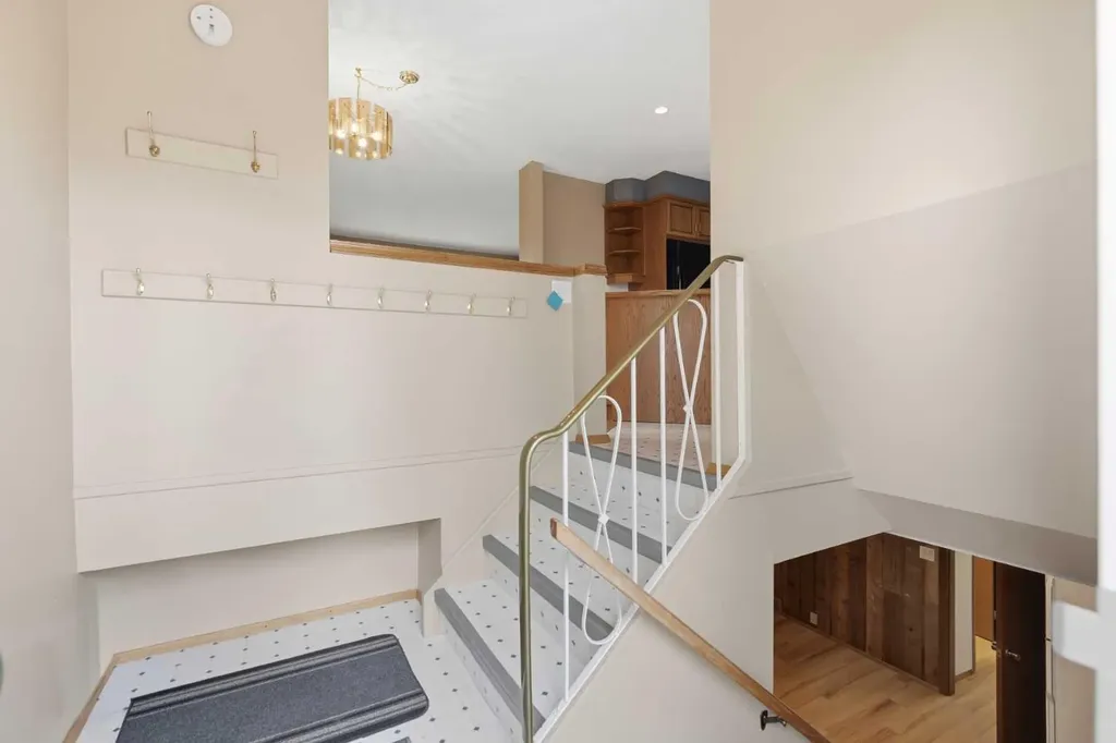 404 Canterbury Drive SW Calgary AB T2W 1J2