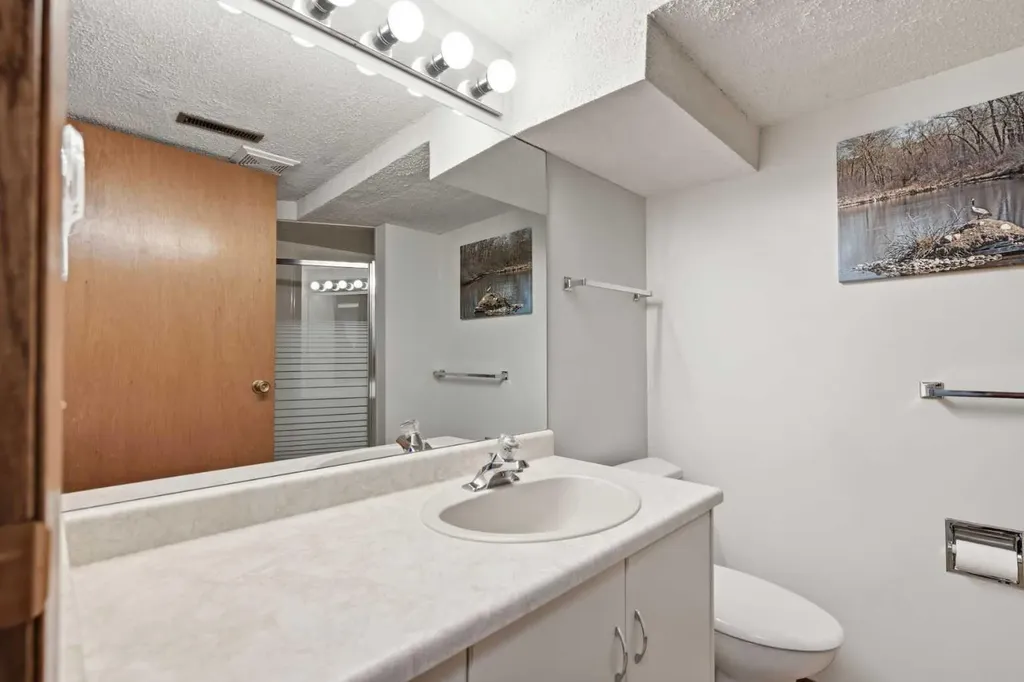 404 Canterbury Drive SW Calgary AB T2W 1J2