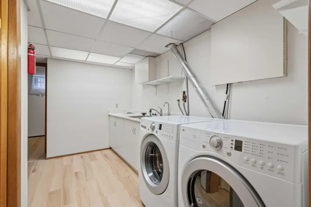404 Canterbury Drive SW Calgary AB T2W 1J2