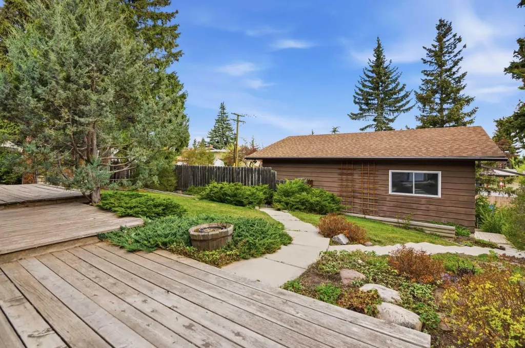 404 Canterbury Drive SW Calgary AB T2W 1J2