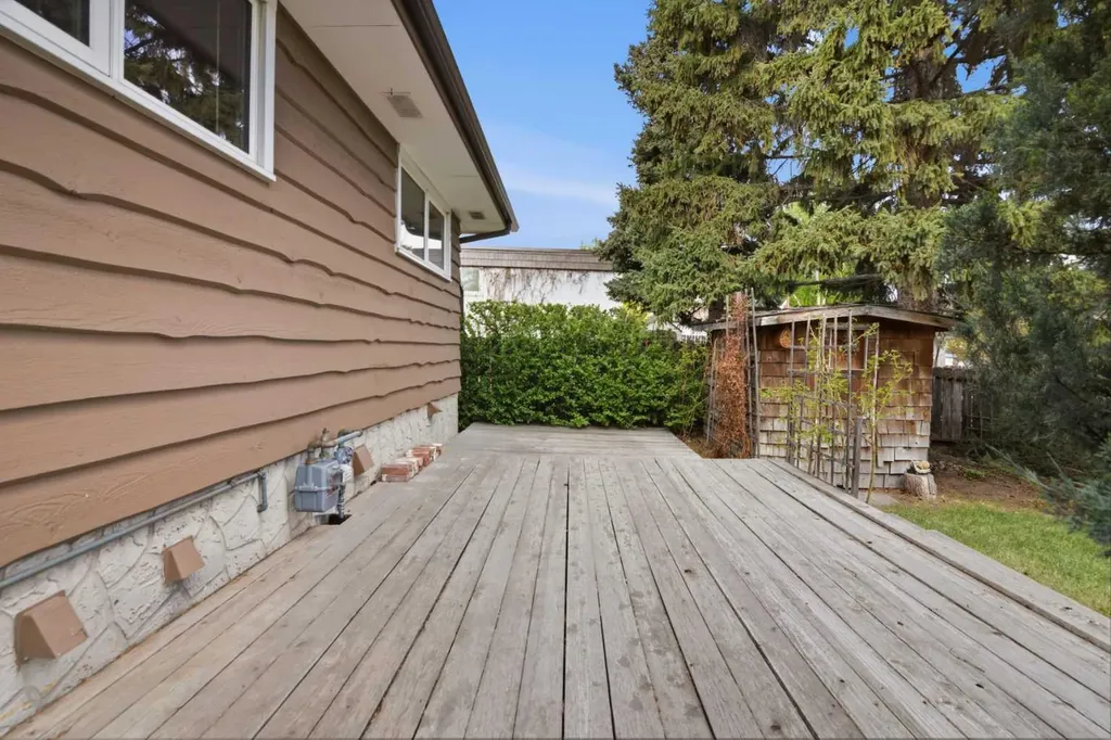 404 Canterbury Drive SW Calgary AB T2W 1J2