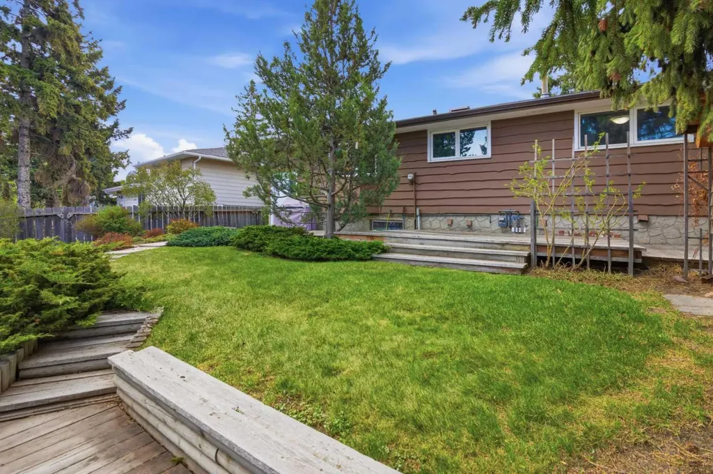 404 Canterbury Drive SW Calgary AB T2W 1J2