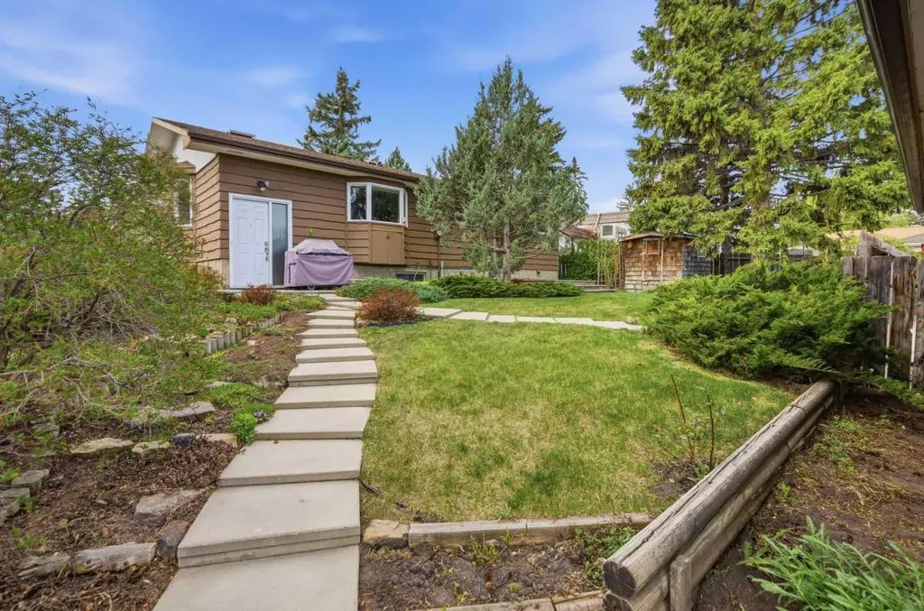 404 Canterbury Drive SW Calgary AB T2W 1J2