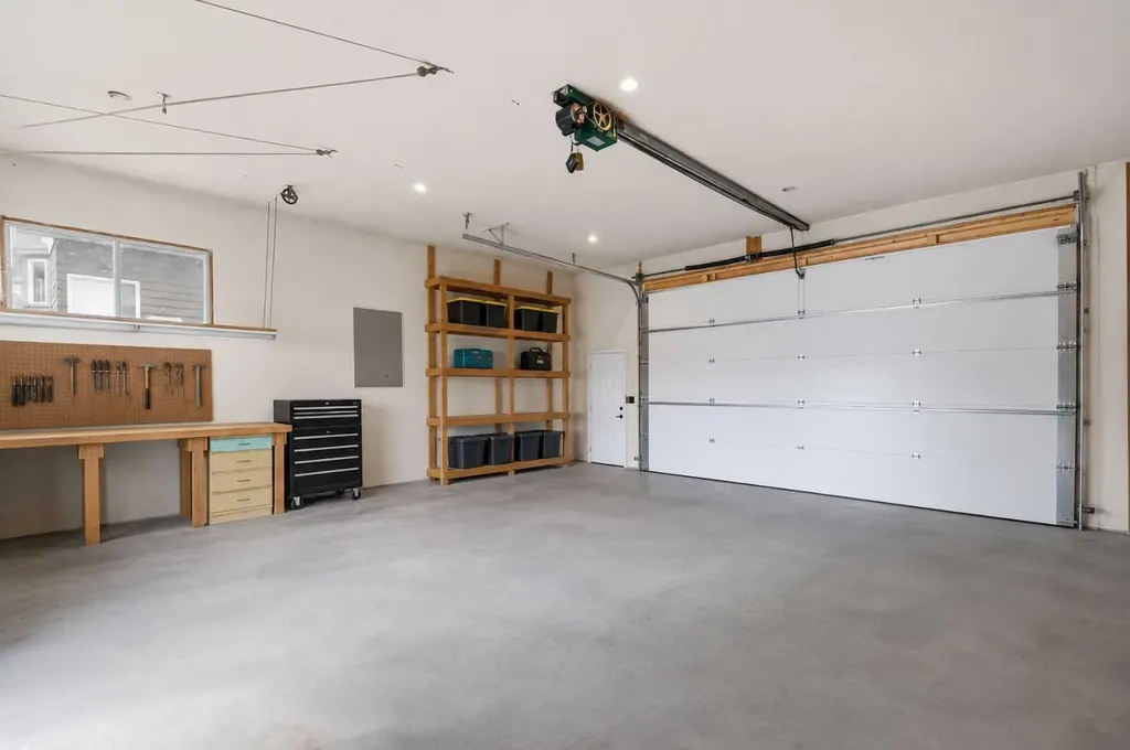 404 Canterbury Drive SW Calgary AB T2W 1J2