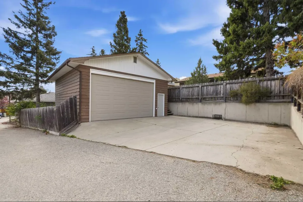 404 Canterbury Drive SW Calgary AB T2W 1J2