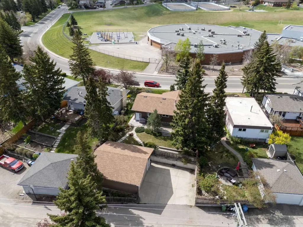 404 Canterbury Drive SW Calgary AB T2W 1J2