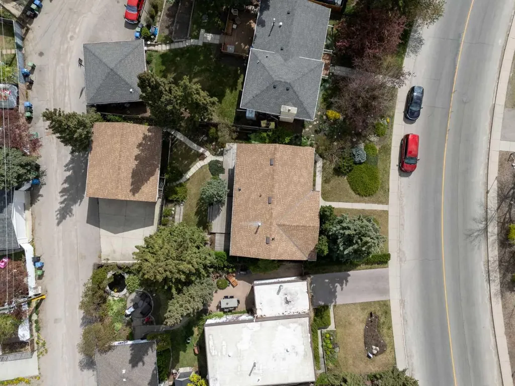 404 Canterbury Drive SW Calgary AB T2W 1J2