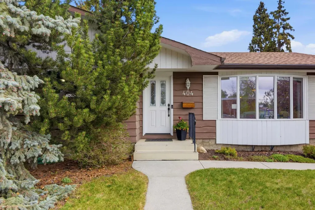 404 Canterbury Drive SW Calgary AB T2W 1J2