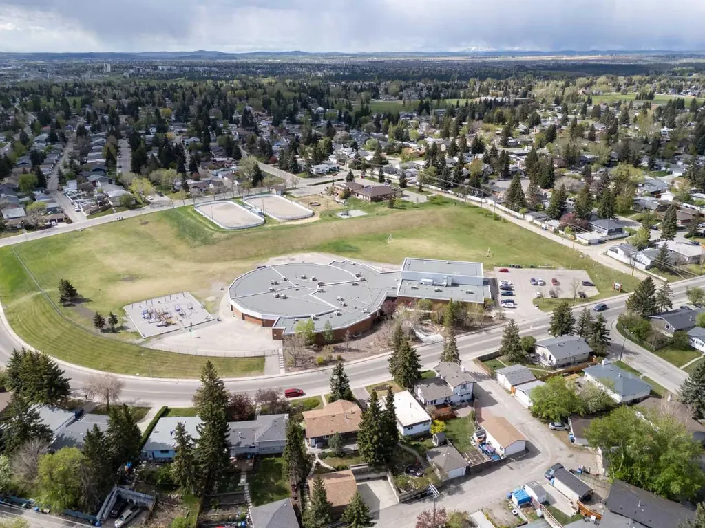 404 Canterbury Drive SW Calgary AB T2W 1J2