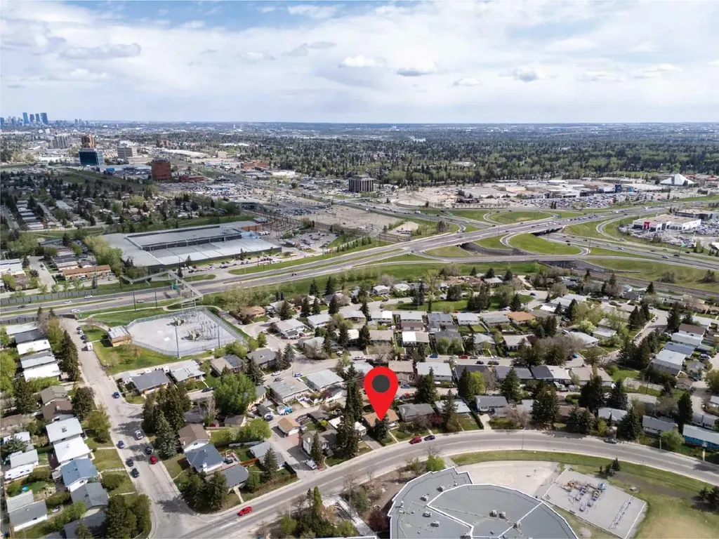 404 Canterbury Drive SW Calgary AB T2W 1J2