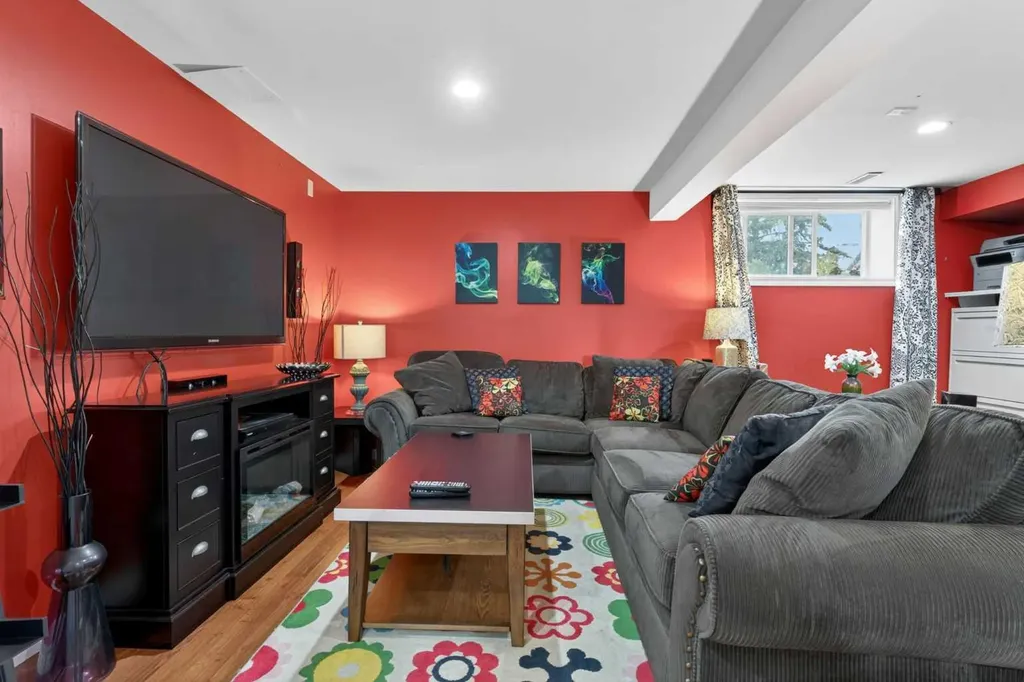 2621 11 Avenue SE Calgary AB T2A 0E4