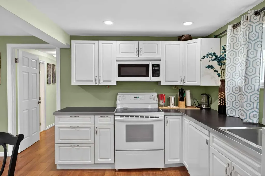 2621 11 Avenue SE Calgary AB T2A 0E4