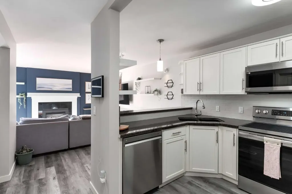 25 Glamis Green SW Calgary AB T3E 6V1