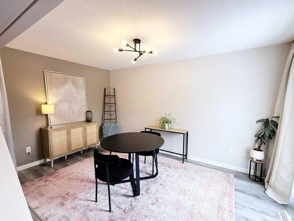 25 Glamis Green SW Calgary AB T3E 6V1