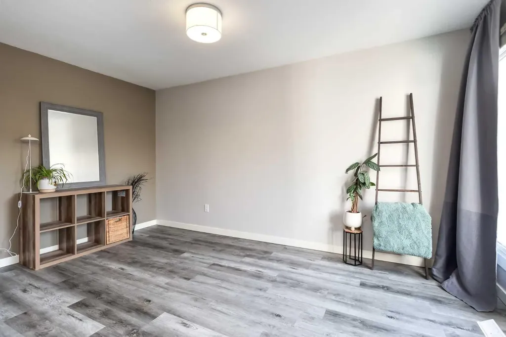 25 Glamis Green SW Calgary AB T3E 6V1